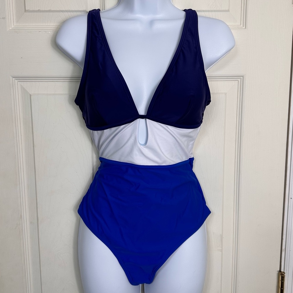 NWT Cupshe 1piece Color Block Blue/white Size Medium V-neck Swim Suit‎